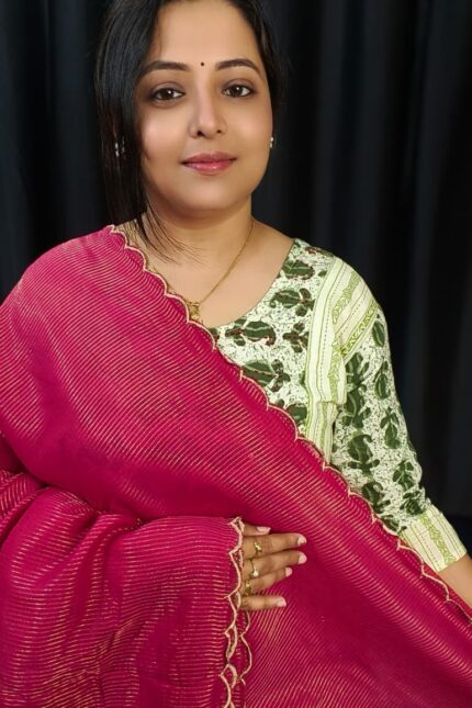 Rani Pink Pure Mul Cotton Bengal Handloom Saree with Scalloped Zari Border