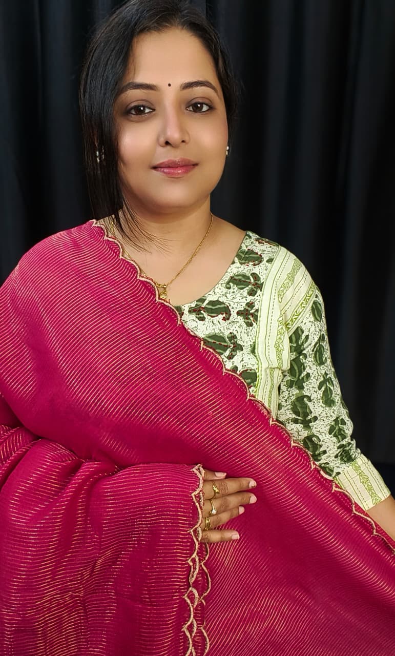 Rani Pink Pure Mul Cotton Bengal Handloom Saree Rani Pink Pure Mul Cotton Bengal Handloom Saree with Scalloped Zari Border
