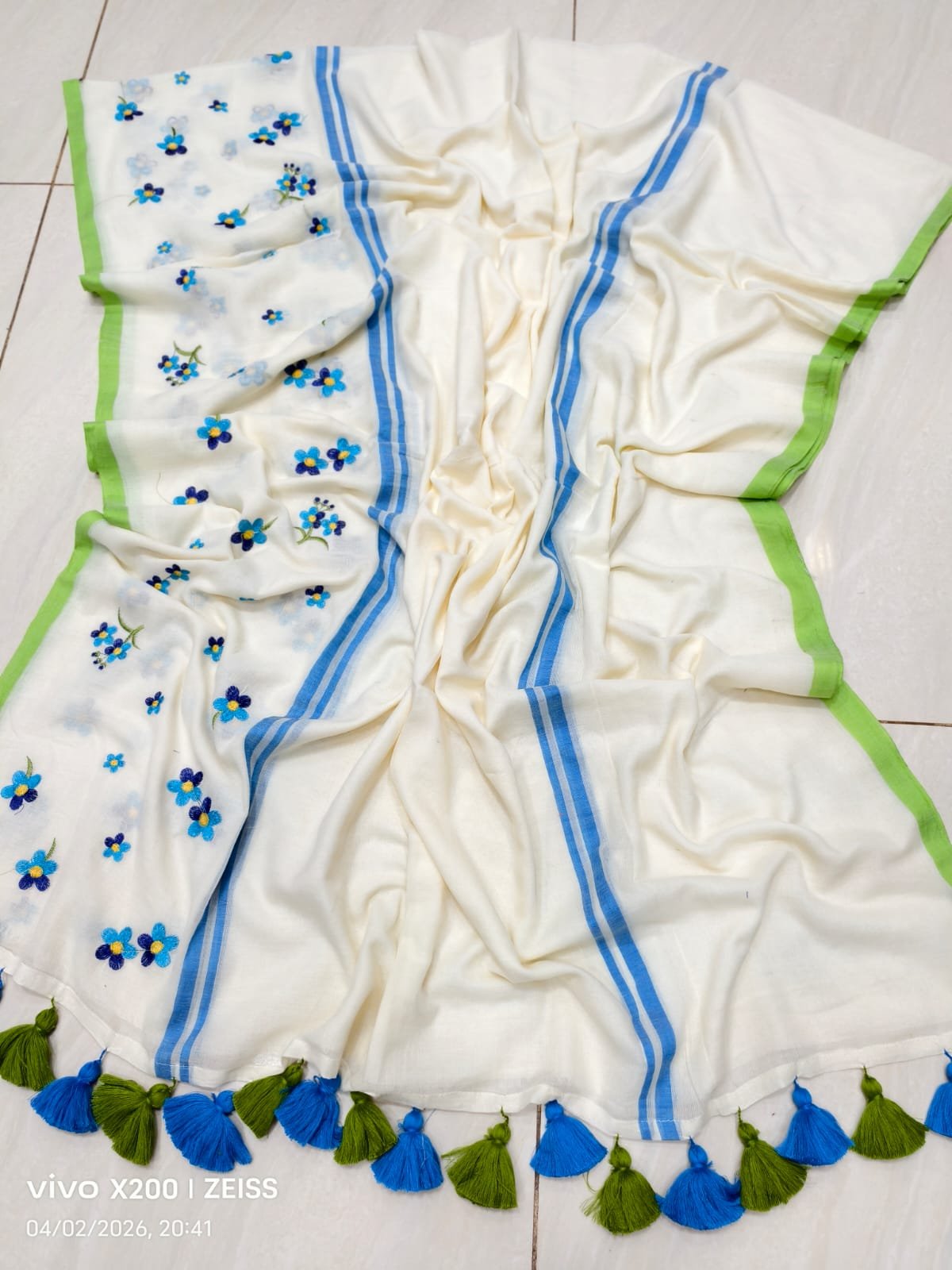 WHITE Floral Embroidery Saree with Matching Blouse Piece